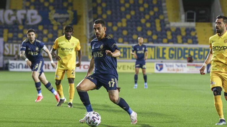 Çubuklu Laci: Yer Sarı Gök Lacivert