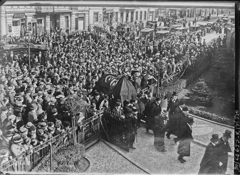 Abide-i Hürriyet Tepesinin Kripto Mezarları